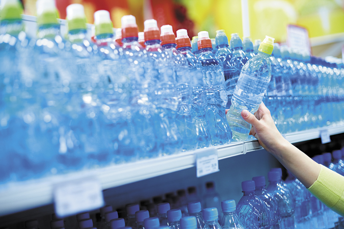 Ponto de venda: consumidor brasileiro preza rigidez da embalagem de água mineral.