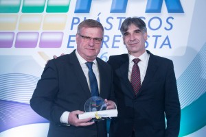 Copobras - Mário Schlickmann, do Grupo Copobras, com o prêmio dado por Walmir Soller, da Braskem.