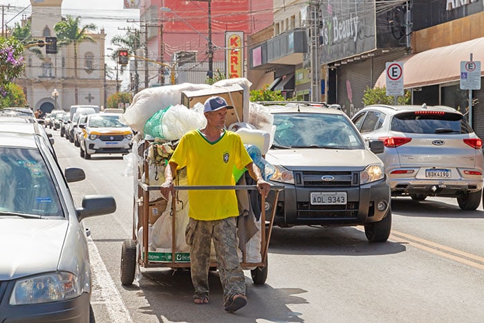 Catadores: informalidade no estágio inicial da cadeia recicladora.