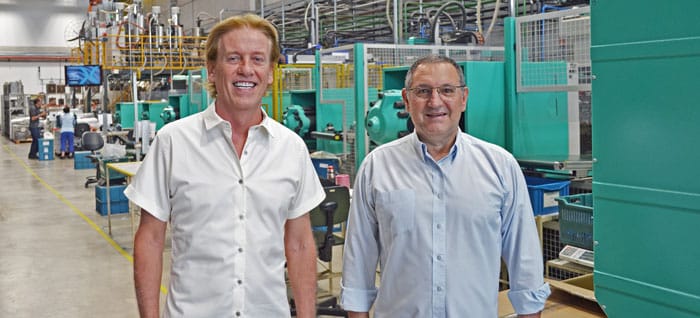 CEO Regis Haulbert e Diretor de P&D Jorge Demoliner: uso de aparas recicladas em planta de injeção robotizada.