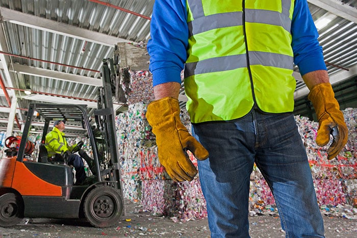 Reciclagem: resina virgem mais barata desestimula recuperação de resíduos plásticos na Europa.