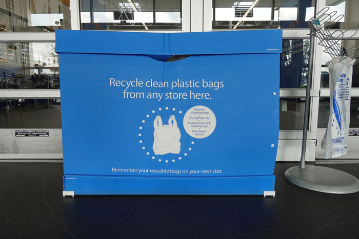 Depósito voluntário no Walmart: reciclagem absorve fração ínfima dos flexíveis recebidos na rede varejista.