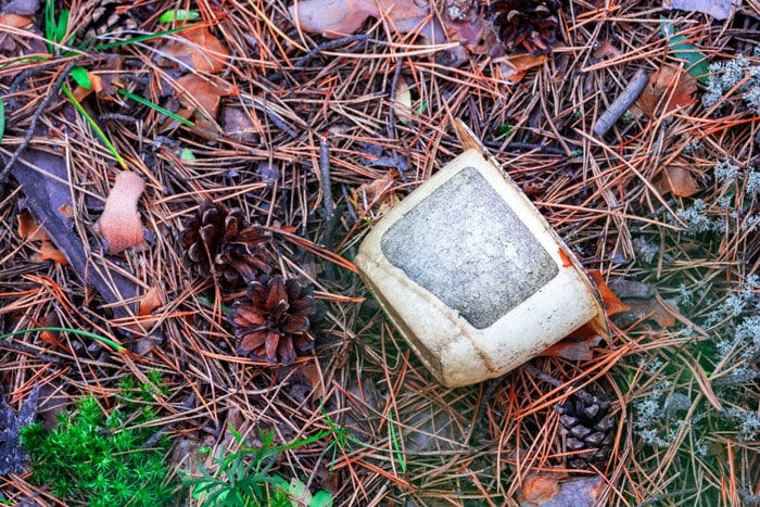 Pote de iogurte descartado: recicladora vai inserir embalagem na economia circular.