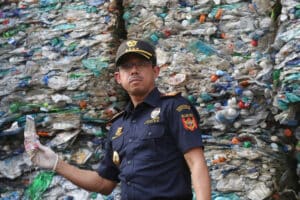 Indonésia: fiscalização endurecida de importações para conter poluição plástica.