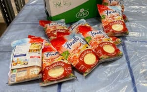 Arla Foods: sacos azuis claros para maturação estão embaixo das embalagens de queijo mozzarella do laticínio dinamarquês.