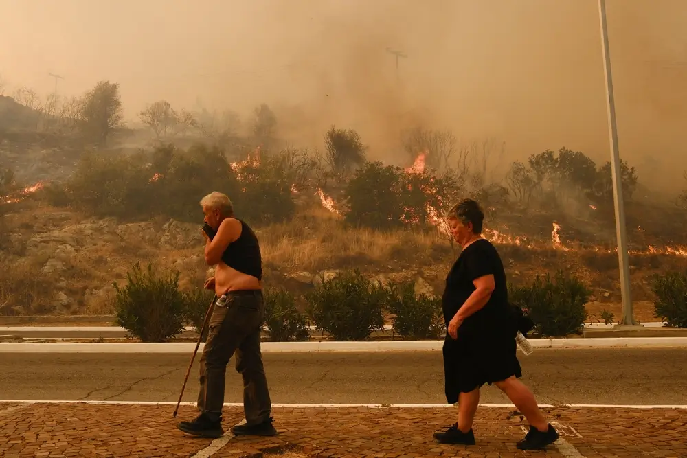 Grécia em agosto: alastramento de queimadas por aumento inédito das temperaturas do verão europeu.