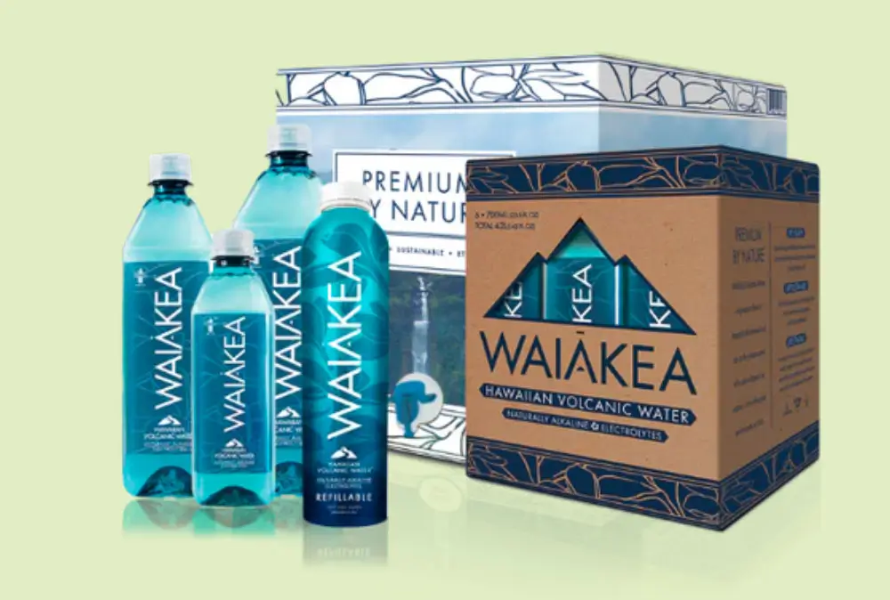 Waiakea: água mineral vulcânica engarrafada no Havaí em PET reciclado grau alimentício.