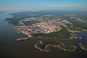 Refinaria em Porvoo: mudança das fontes fósseis para produção de biomateriais começa este ano.