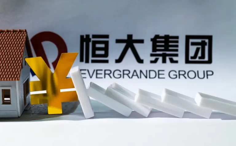 Empreiteira chinesa Evergrande: falência sob endividamento da ordem de US$ 300 bilhões.