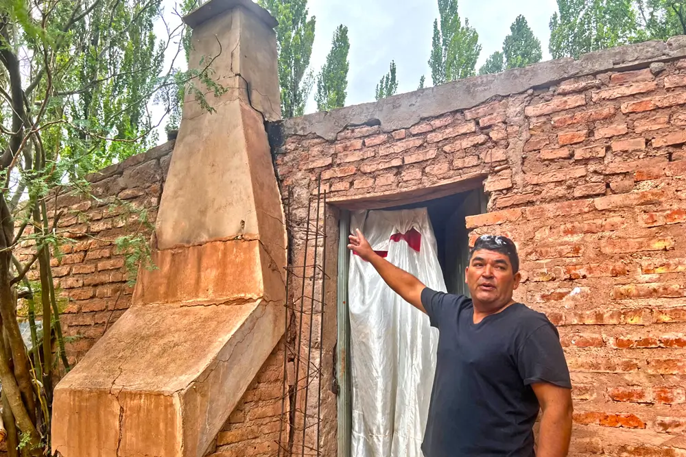 Andres Duran, morador de Sauzal Bonito, mostra a rachadura em sua casa causada por terremoto induzido por fracking.