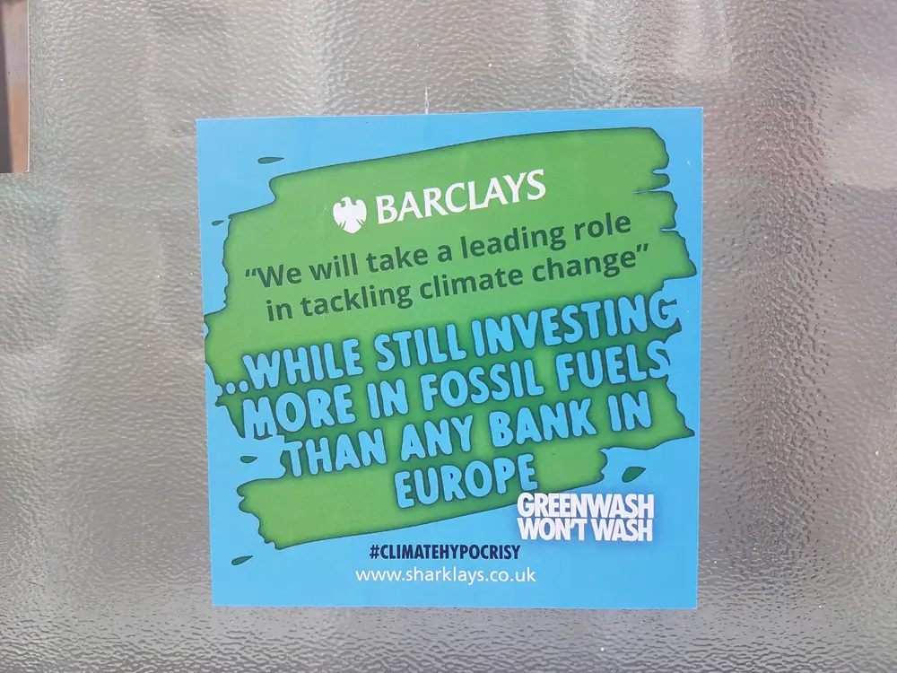 Inglaterra: poster de grupo ativista acusa Barclays de hiprocrisia climática.