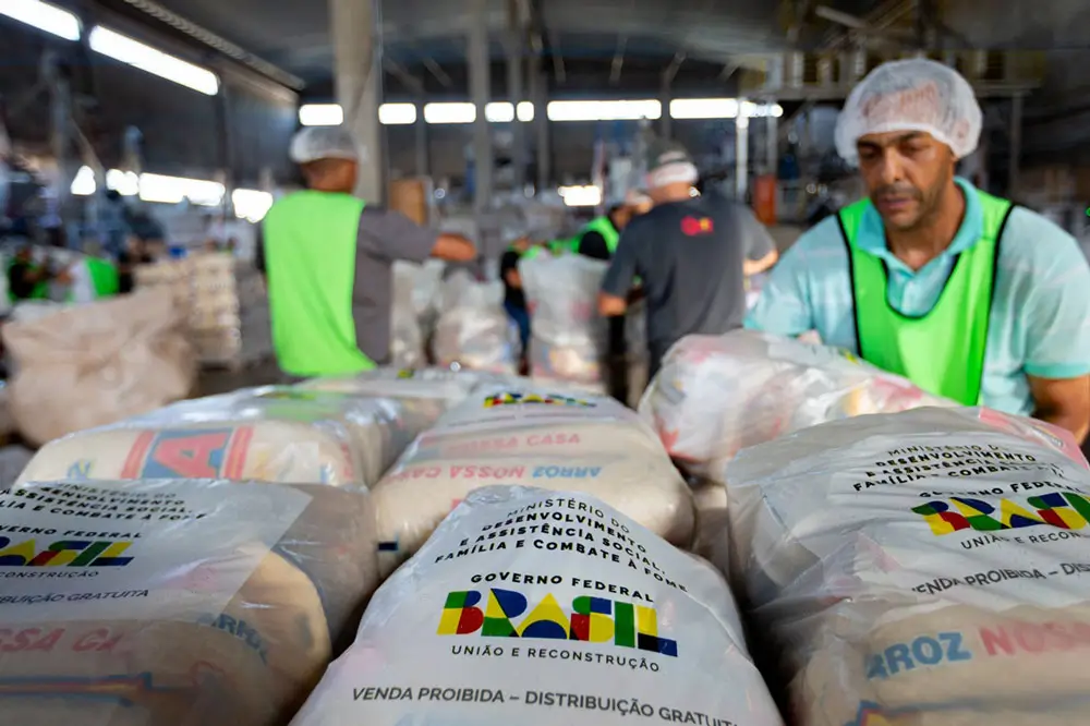 Cestas básicas distribuídas pelo governo: plástico mostra seu valor na alimentação da população desabrigada.