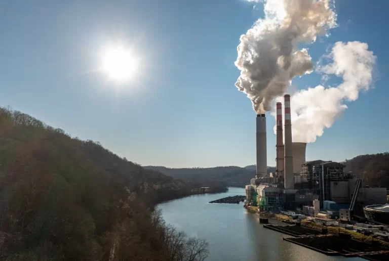 Termoelétrica a carvão em West Virginia: estado defende permanência de fonte de energia não limpa.