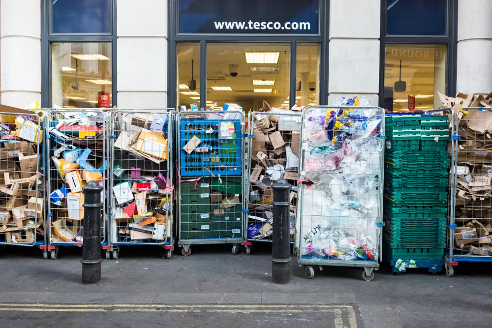 Tesco: posto de recolhimento de lixo plástico e papel em supermercado de Londres.