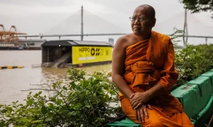 Abade Phra Mahapronom Dhammalagn Karo: despoluição do rio deslanchou com remoção de lixo plástico pelo barco Hippo.