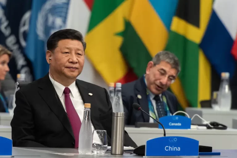 Xi Jinping: ênfase nas exportações para contornar a crise econômica interna.