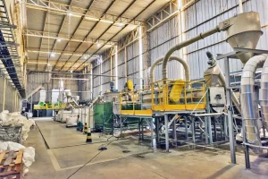 Indorama em Juiz de Fora: baixa sazonal da demanda e preços sustam a produção de PET BTB até setembro.