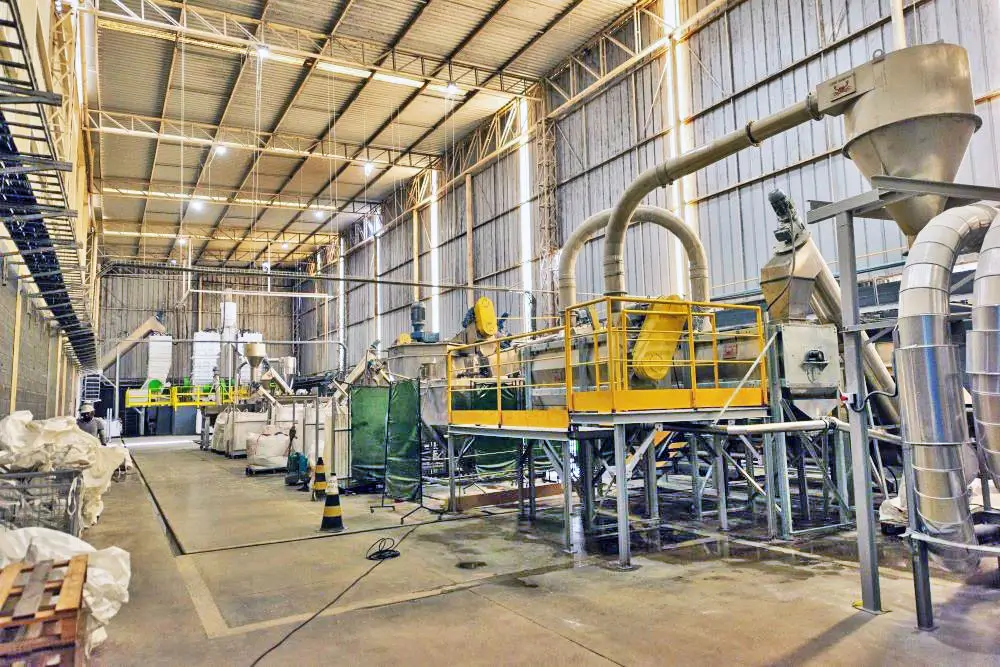 Indorama em Juiz de Fora: baixa sazonal da demanda e preços sustam a produção de PET BTB até setembro.