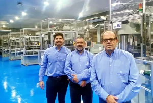 Marcos Francischelli, Fernando Francischelli e o presidente Mário Fantozzi: reinvestimentos seguidos no parque industrial da Sommaplast
