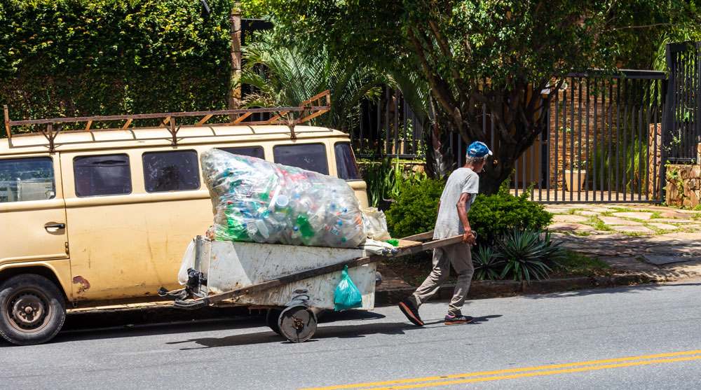 Catador de sucata plástica: reforma tributária tende a induzir formalização da atividade.