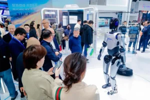 Home 3 Chinaplas 2026: soluções de robótica acessíveis a transformadores de médio porte.
