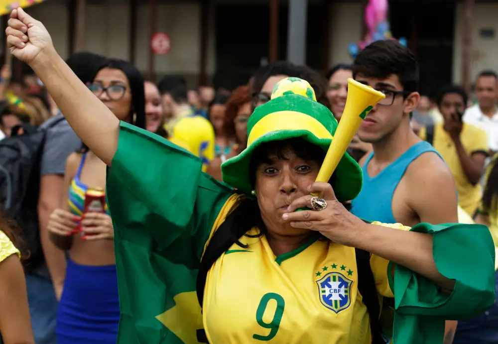 Copa do Mundo: guerra encareceu mas não afetou suprimento de masters verde e amarelo para festa da torcida.