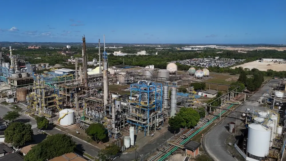 Brasil Abiquim defende retrofit das fábricas defasadas dos polos petroquímicos.