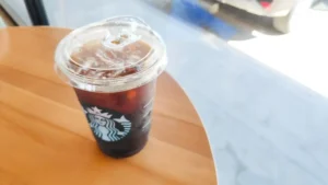 Home 3 EUA ONG quer banir copos descartáveis da rede Starbucks