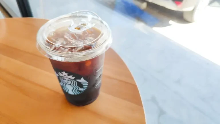 EUA ONG quer banir copos descartáveis da rede Starbucks